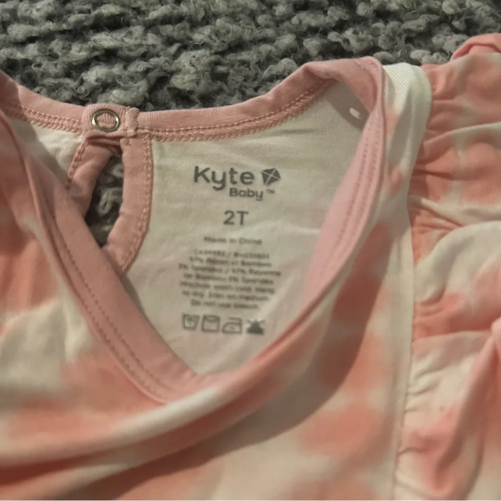 Kyte Baby crepe rip tide pink stretch bubble romper, sz 2T - Picture 2 of 3